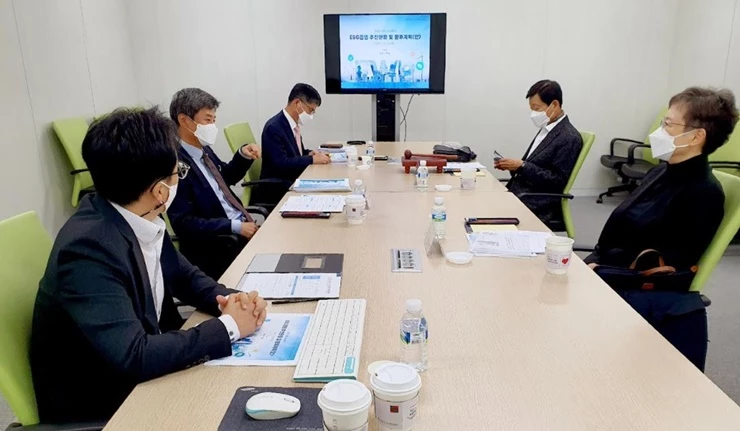한국동서발전 ESG위원회 위원들이 ESG경영 추진실적을 점검하고 향후 계획을 논의하고 있다. / 사진제공=동서발전