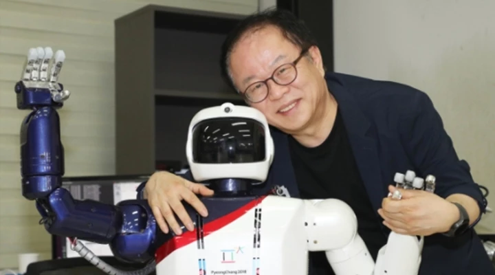 로봇 '휴보'와 오준호 카이스트 기계공학과 명예교수. / 뉴스1