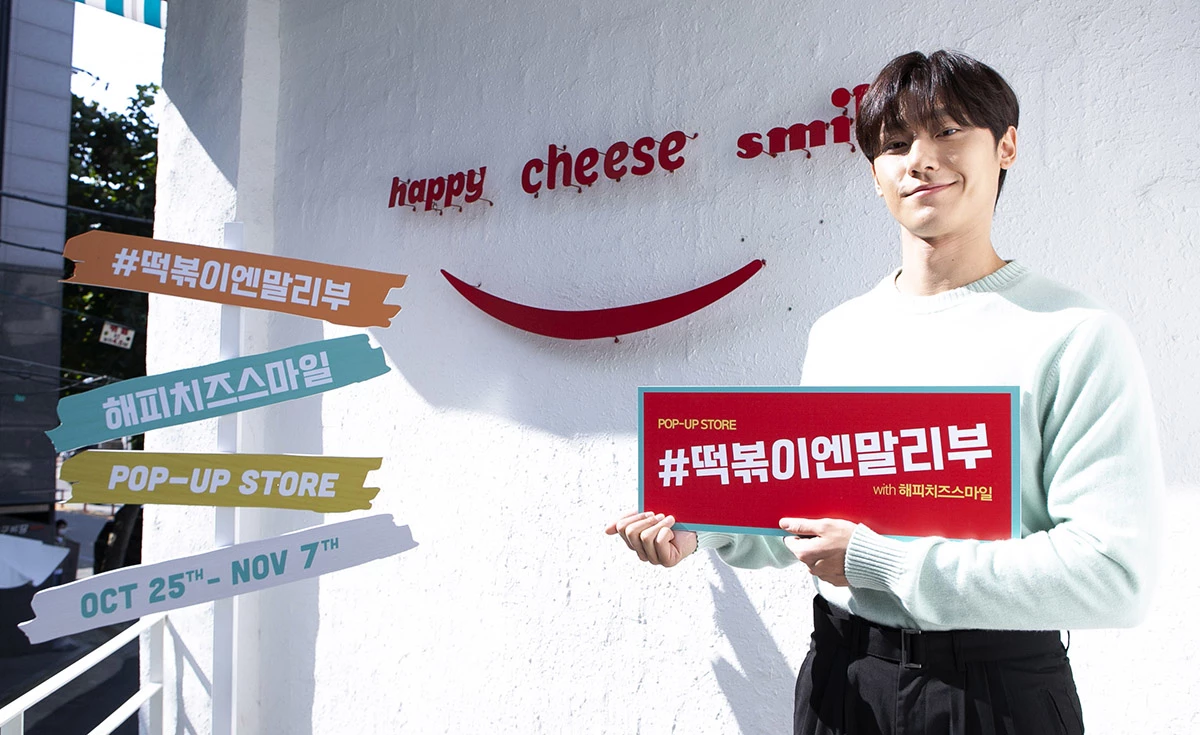 배우 이도현이 25일 서울 연남동에서 진행된 페르노리카 코리아의 코코넛 럼 리큐르 브랜드 ‘말리부(MALIBU)’의 팝업 스토어 오픈 행사에 참석했다. 이날 이도현은 팝업 스토어 입구에서 간단한 기념 사진 촬영을 시작으로 행사장 내외부에 마련된 다양한 프로그램에 직접 참여하며 포토제닉한 면모를 뽐냈다./ 사진=페르노리카 코리아 제공