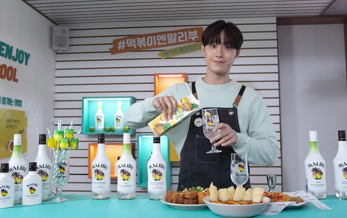 배우 이도현이 25일 서울 연남동에서 진행된 페르노리카 코리아의 코코넛 럼 리큐르 브랜드 ‘말리부(MALIBU)’의 팝업 스토어 오픈 행사에 참석했다. 이날 이도현은 팝업스토어 내부 ‘말리부 바’에서 일일 바텐더로 변신해 말리쿨(말리부+쿨피스) 칵테일을 능숙하게 제조해냈다.