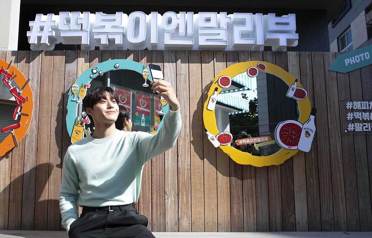 배우 이도현이 25일 서울 연남동에서 진행된 페르노리카 코리아의 코코넛 럼 리큐르 브랜드 ‘말리부(MALIBU)’의 팝업 스토어 오픈 행사에 참석했다. 이날 이도현은 팝업 스토어 입구에서 간단한 기념 사진 촬영을 시작으로 떡볶이 MBTI, 콜라보 굿즈 디스플레이존 등을 둘러보며 즐거운 시간을 가졌다.