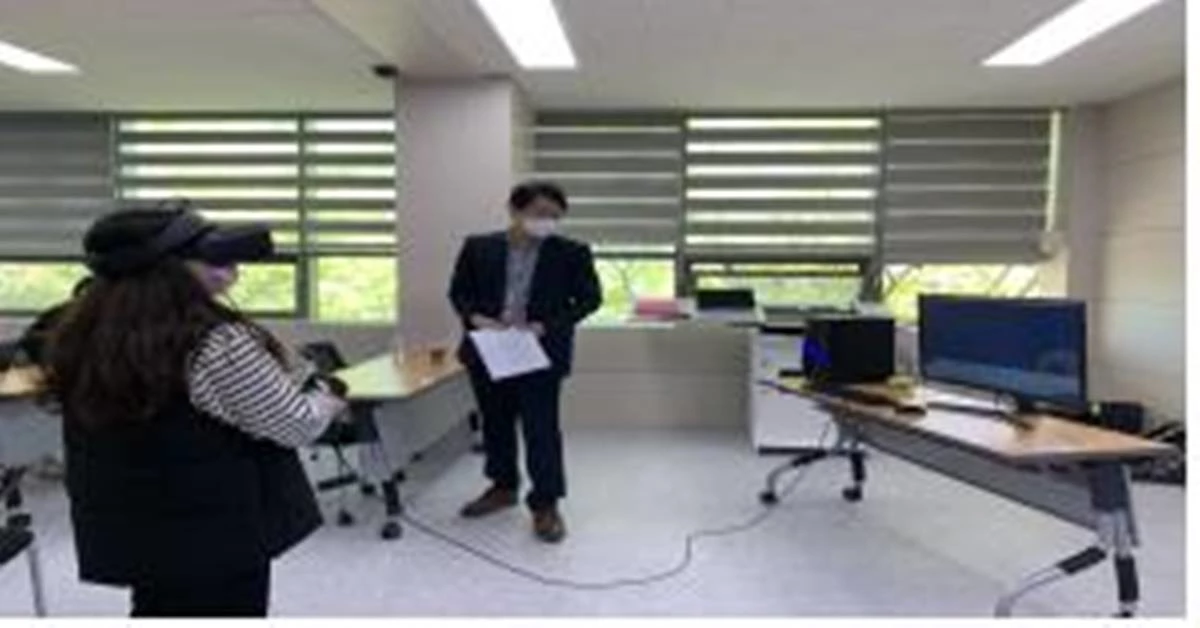 VR과 휴먼서비스 수업 중 경북SW융합진행센터 기업교수와 학생 체험