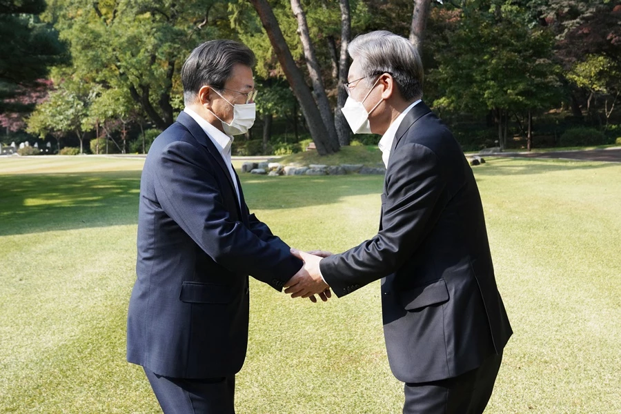 청와대에서 만난 문재인 대통령과 이재명 더불어민주당 대선후보 / 이하 뉴스1