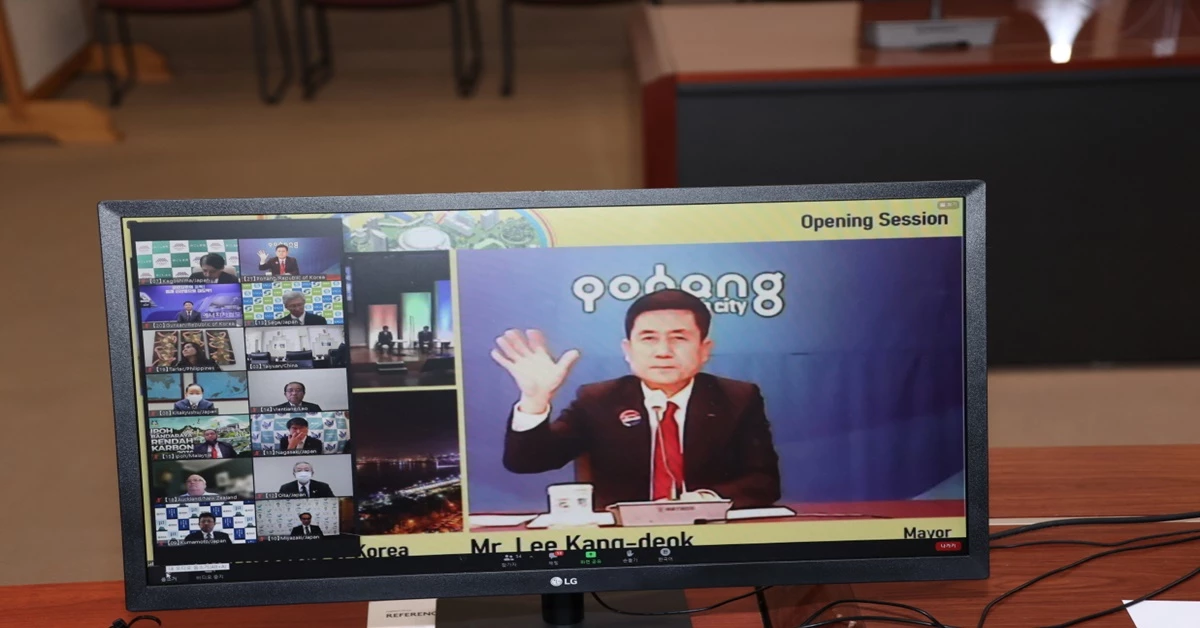 경북 포항시 이강덕 시장이 일본 후쿠오카시에서 비대면으로 개최된  ‘제13회 아시아·태평양 도시서미트 특별판(Asian-Pacific City Summit Special Edition)’ 회의에 참석하고 있다. / 포항시 제공