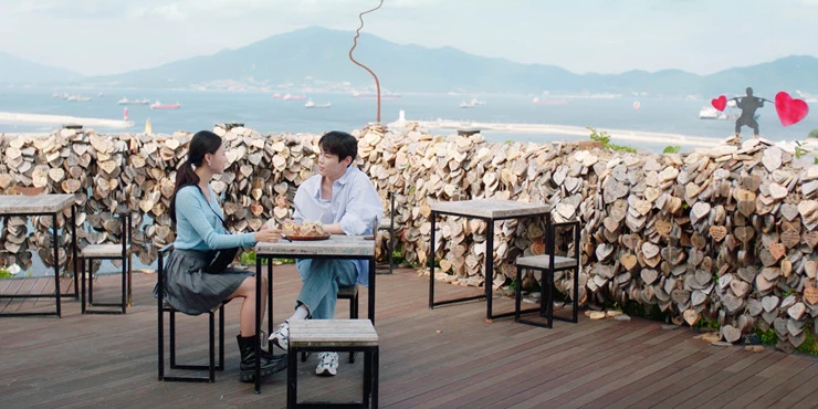 한‧아세안 합작 프로젝트로 제작한 글로벌 웹드라마 ‘정답을 찾을 수 없습니다’가 오는 29일 아리랑TV에서 첫방송을 앞두고 넓고 푸른 바다를 배경으로 한 여수의 수려한 비경으로 눈길을 끈다. (여수 자산공원 일출정)