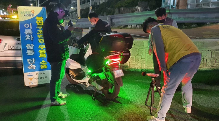 여수시(시장 권오봉)가 지난 25일 여수경찰서, 한국교통안전공단 광주전남본부 등과 법규 위반 이륜차 유관기관 합동 단속을 실시하고 있다.