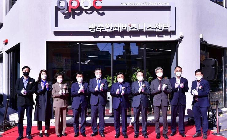 이용섭 광주광역시장이 28일 오후 동구 서남동 인쇄집적지에 들어선 '광주인쇄비즈니스센터' 개소식에 참석해 이병훈 국회의원, 임택 동구청장, 지역 인쇄소공인 등 내빈들과 제막식을 하고 있다./광주광역시 제공