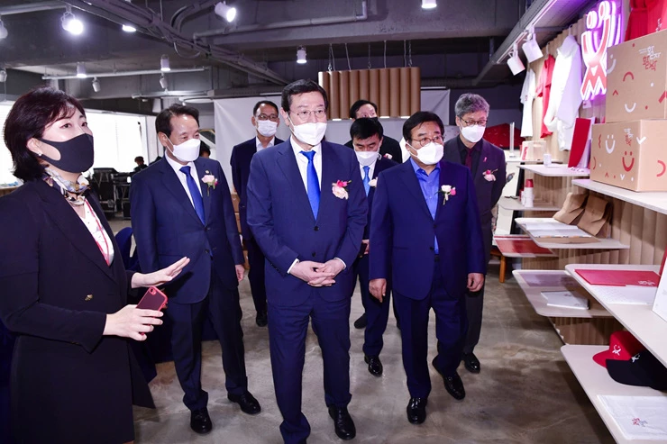 이용섭 광주광역시장이 28일 오후 동구 서남동 인쇄집적지에 들어선 '광주인쇄비즈니스센터' 개소식에 참석해 이병훈 국회의원, 임택 동구청장 등 내빈들과 인쇄기술기반 상품들을 살펴보고 있다./광주광역시 제공