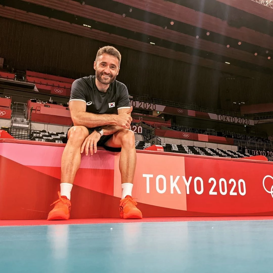 Cesar Hernandez Gonzalez, the new head coach of the women's volleyball team