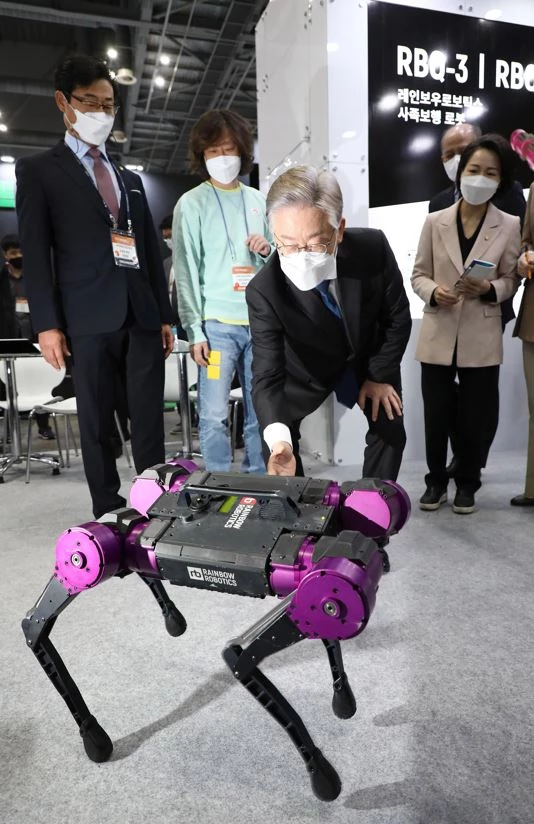 뒤편 청바지를 입은 남성이 로봇 관계자