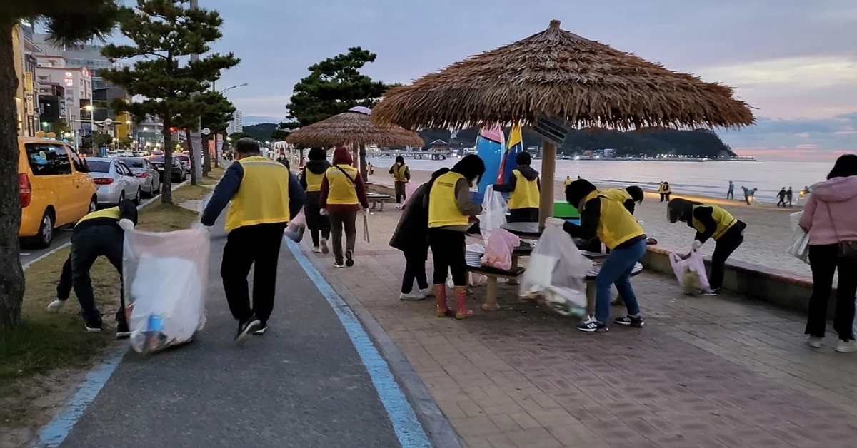 포항시어린이집연합회 회원들이 영일대해수욕장에서 환경정화봉사활동을 펼치고 있다. / 포항시 제공