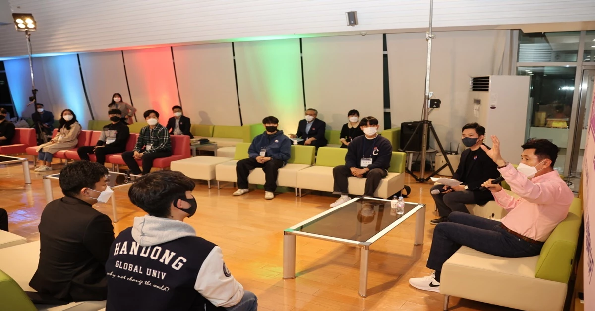 경북 포항시 이강덕 시장이 지역 대학생들과 토크콘서트를 갖고 있다. / 포항시 제공