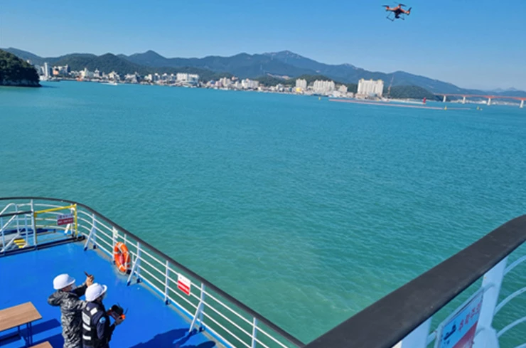 박주혁 주임운항관리자가 드론을 조종하여 외측 흘수감정을 실시하고 있다.