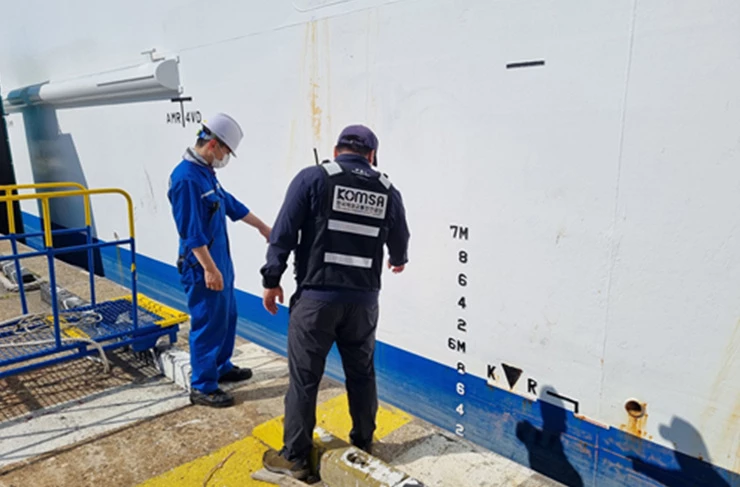 강병선 선임운항관리자가 흘수를 감정하고 있다.