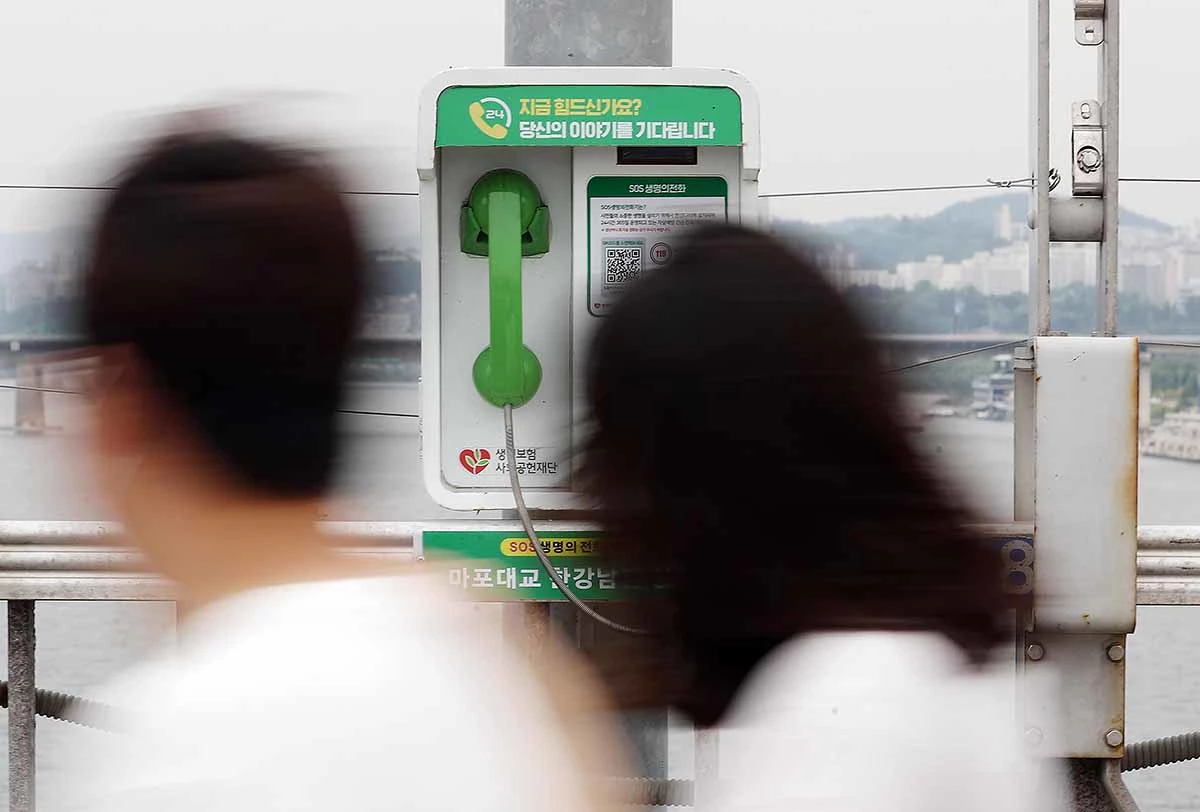 서울 마포대교에 있는 생명의전화와 안전펜스. 마포대교 안전펜스는 철사를 끊거나 10cm 이상 벌어지면 119구조대와 연결된 센서가 작동해 구조대가 출동할 수 있도록 설계돼 있다. / 뉴스1