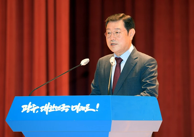 이용섭 광주광역시장이 1일 시청 대회의실에서 열린 '11월 정례조회'에 참석해 제2의 광주형 일자리사업에 대한 고민 등을 당부하고 있다./광주광역시 제공