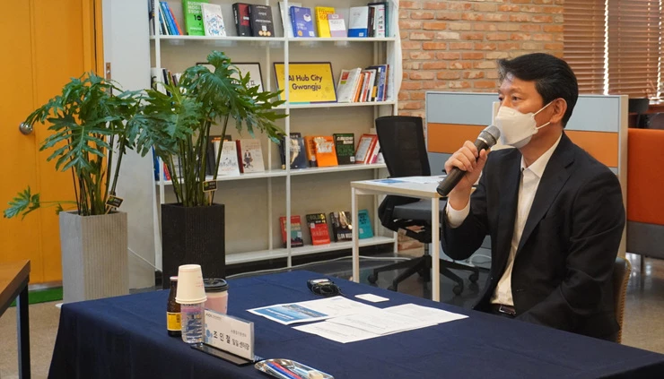 조인철 광주광역시 문화경제부시장은 1일 동구 인공지능 창업캠프에서 열린 AI종합지원센터 일일센터장 데이에 참석해 인공지능 스타트업 기업과 예비 창업자들의 애로사항을 청취하고 지원 활성화 방안을 논의했다./광주광역시 제공