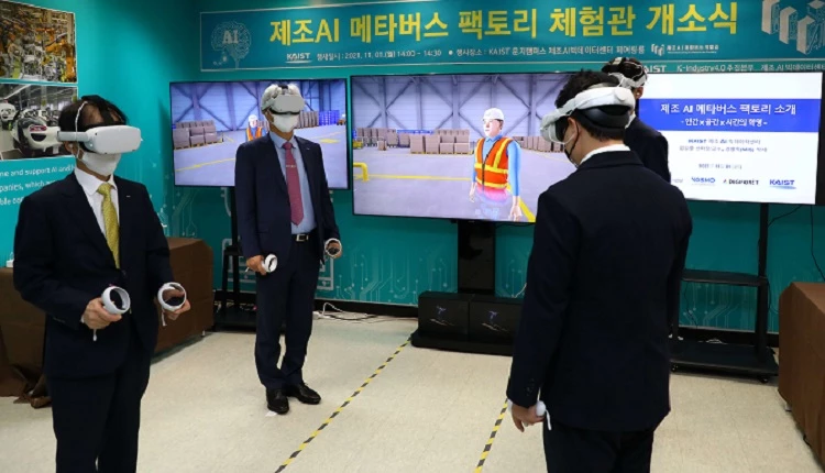 증강현실 장비를 착용하고 개소식에 참석한 이광형 KAIST 총장, 김흥남 KAIST K-Industry4.0 추진본부장, 박성훈 ㈜디지포레 대표, 김일중 제조AI빅데이터센터장 / KAIST