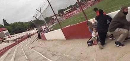 총성에 몸을 피하는 팬들. / 트위터