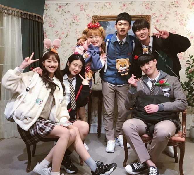 '에이틴' 출연 당시 김수현의 모습 (왼쪽부터 에이프릴 이나은-신예은-김수현-류의현-김동희-신승호)