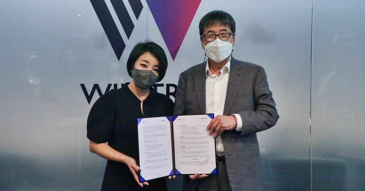 위키트리 운영사인 ㈜소셜뉴스의 민병관 대표(우)와 미디어콘텐츠 큐레이션 기업 ㈜메이크잇의 박수인 대표가 업무 제휴 협약을 맺은 후 카메라를 향해 미소 짓고 있다. /권혁재 PD