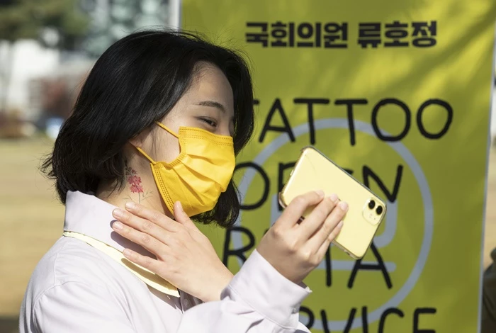 3일 국회 의원회관 앞에서 타투 체험 행사를 진행 중인 류호정 의원 / 이하 뉴스1