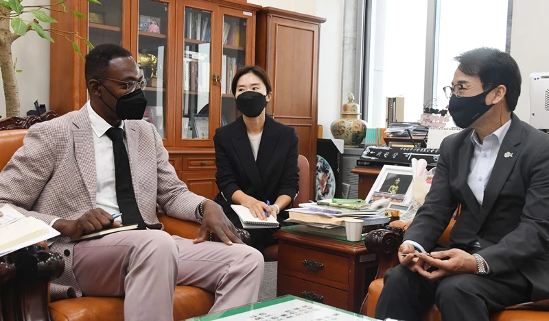 과방위원장 찾은 넷플릭스 부사장 / 이하 뉴스1