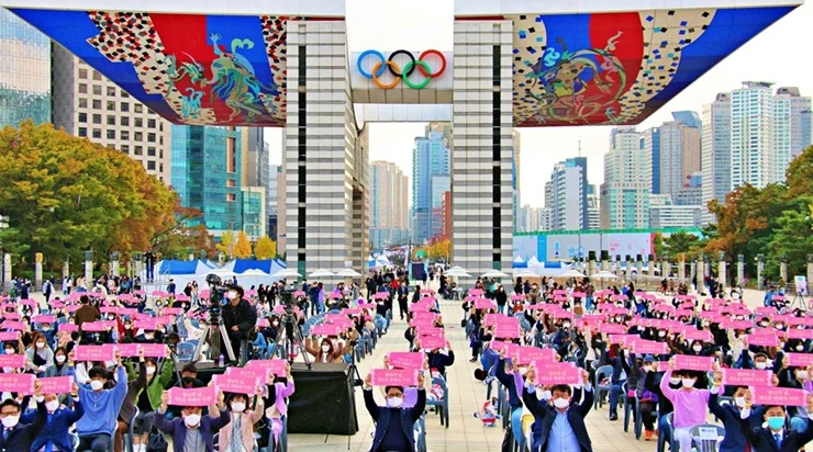 지난해 열린 제4회 대한민국 청년의 날 축제 중 청년의 날 개막식에서 참가한 내빈과 청년들이 청년의 날 지정을 축하는 퍼포먼스 기념촬영을 하고 있다.