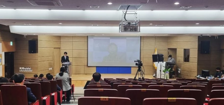 경남대 디지털시민성 연구단 심포지엄 단체사진.  / 사진제공=경남대