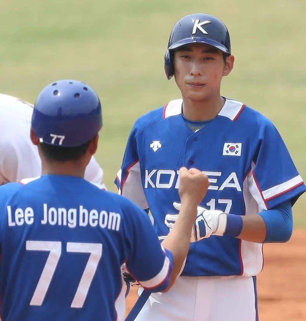 2018년 8월 28일 오후 인도네시아 자카르타 겔로라 붕 카르노(GBK) 야구장에서 열린 2018 자카르타·팔렘방 아시안게임 야구 조별리그 B조 3차전 대한민국과 홍콩의 경기 4회초 무사 1루 상황 대한민국 이정후가 1타점 2루타를 치고 아버지인 이종범 코치와 하이파이브를 나누고 있다. /뉴스1