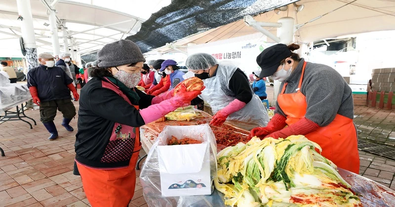 무주반딧불시장 원형광장서 상인회장과 상인 참여 / 무주군