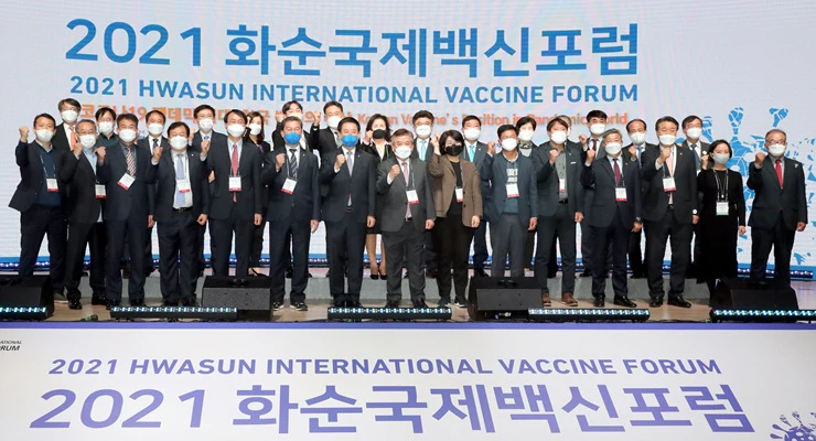 김영록 전라남도지사가 4일 화순군 화순읍 하니움문화스포츠센터에서 열린 2021 화순국제백신포럼에서 구충곤 화순군수, 제롬 김 국제 백신학회 사무총장, 이강호 복지부 백신 글로벌허브화추진단장, 이준행 화순국제백신포럼 추진위원장, 기업, 의료계, 학계, 정부 관계자 등 참석자들과 기념촬영을 하고 있다. / 전남도