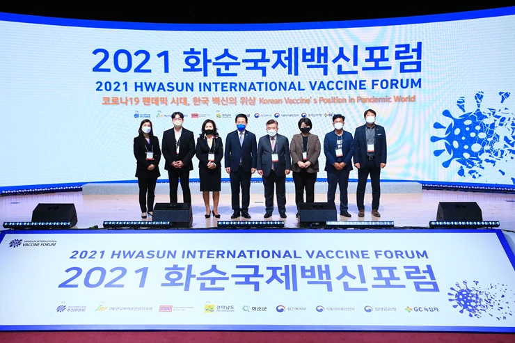 화순군이 4일 6개 바이오 기업과 227억 원의 투자유치 협약식을 가졌다. 사진은 화순군과 협약을 맺은 6개 업체와 김영록 전남도지사, 구충곤 화순군수의 기념촬영 하고있다.(왼쪽부터 진매트릭스 김수옥 대표, 바이오웨이 최고 이사, 미라셀 신현순 대표, 김영록 전남도지사, 구충곤 화순군수, 브렉소젠 김수 대표, 코사이언스 김성준대표, 비씨월드 김도영 위원)