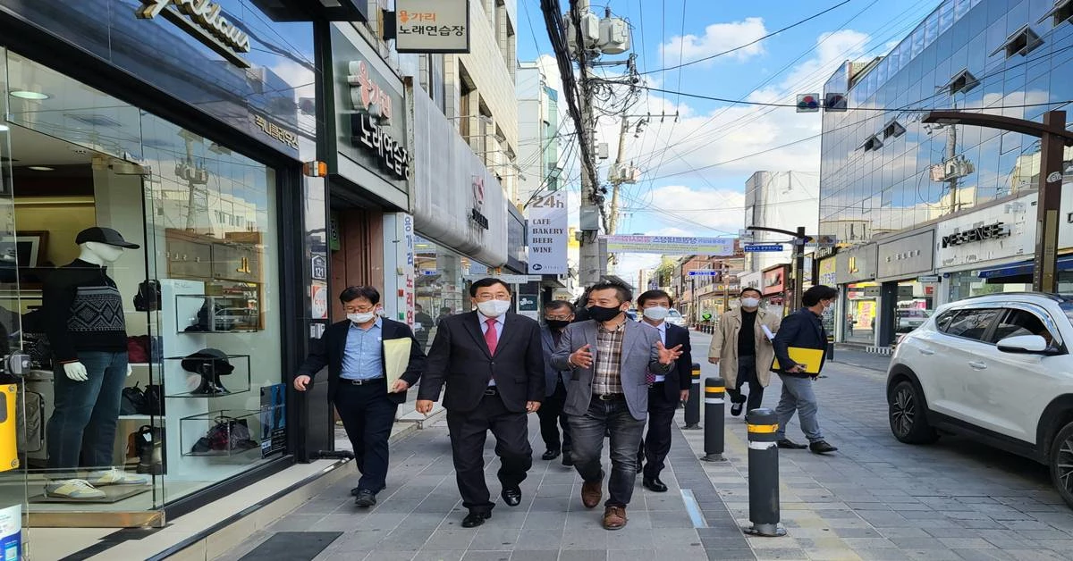주낙영 경주시장이 중심상권을 둘러보고 있다./경주시