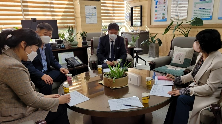 경북교육청 관계자가 고교학점제 현장방문 컨설팅을 진행하고 있다. / 경북교육청