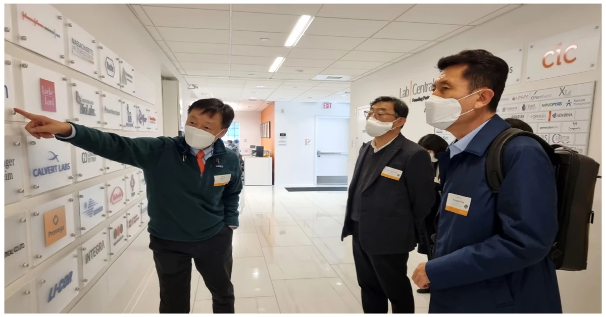 보스턴대학교 김종성 교수의 설명을 듣고 있다. / 포항시 제공