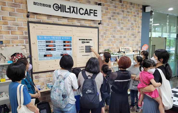 광산구청소년수련관 내에 들어선 첨단전환마을 에너지카페에서 주민들이 카페 옥상에 설치된 태양광 발전현황과 에너지 절약에 참여한 세대 등에 대한 설명을 듣고 있다./광주광역시 제공