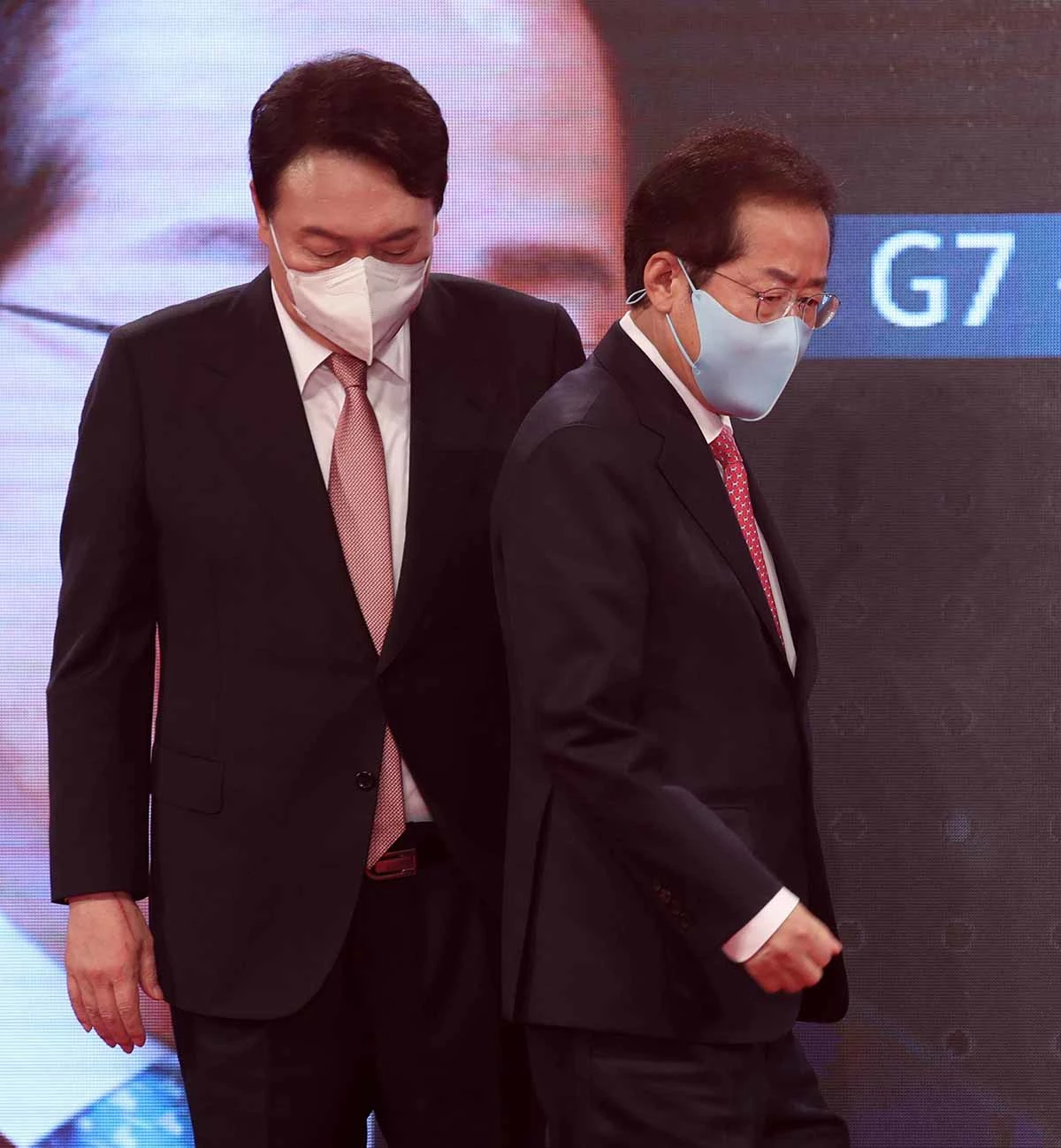 국민의힘 윤석열, 홍준표 대선 경선 후보가 지난 5일 오후 서울 용산구 백범김구기념관에서 열린 제20대 대통령 후보 선출을 위한 2차 전당대회에서 단상에 올라 자리하고 있다. / 뉴스1