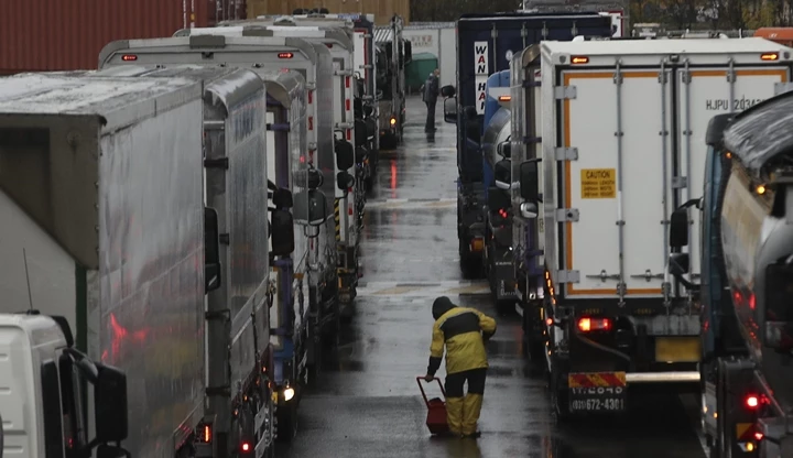 중국의 요소수 수출 제한 여파로 요소수 품귀 현상이 이어지고 있는 8일 오후 울산시의 한 고속도로 휴게소 주유소에 화물차들이 요소수를 넣기 위해 길게 줄 서고 있다. /뉴스1