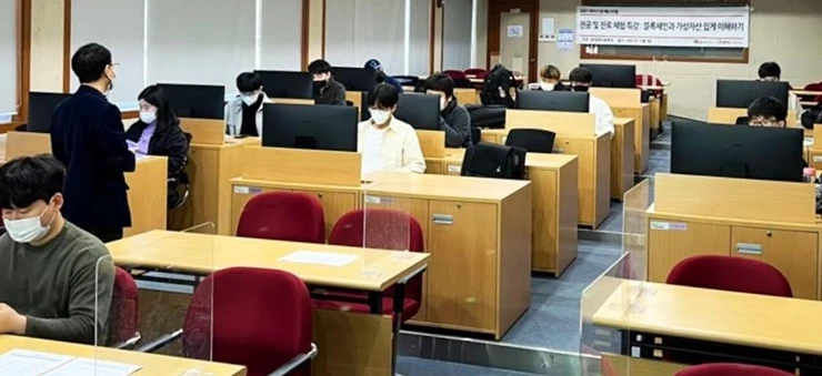 와이즈유 영산대학교  AI‧컴퓨터공학과 김진환 교수가 지난 3일 블록체인과 가상화폐를 주제로 특강을 진행하고 있다.   / 사진제공=영산대