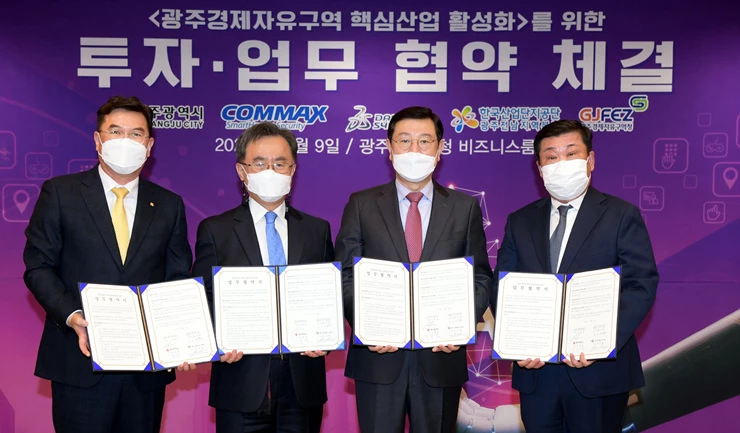 이용섭 광주광역시장이 9일 오후 시청 비즈니스룸에서 광주경제자유구역 투자유치를 위한 업무협약식에 참석해 조영빈 ㈜다쏘시스템코리아 대표, 황상현 한국산업단지공단 광주지역본부장, 김진철 광주경제자유구역청장과 업무협약을 체결한 후 기념촬영을 하고 있다. (사진좌로부터 황상현 한국산업단지공단 광주지역본부장, 김진철 광주경제자유구역청장, 이용섭 광주광역시장, 조영빈 ㈜다쏘시스템코리아 대표)./광주광역시 제공