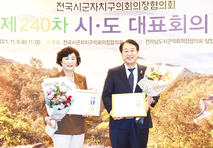 허유인 의장(오른쪽)과 이영란 운영위원장