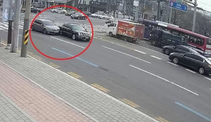 보험 사기단이 교차로에서 차선위반 좌회전하던 차량을 충격하고 있다. / 사진제공=부산경찰청