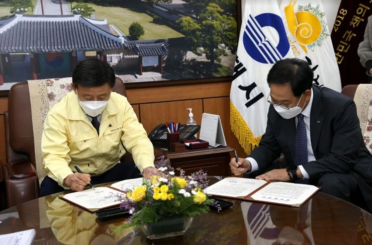 김해시(시장 허성곤)는 9일 한국전자기술연구원(KETI, 원장 김영삼)과 ICT(정보통신기술) 기반 지역문화 체험관 콘텐츠 구축을 위한 업무협약(MOU)을 체결했다. / 사진제공=김해시
