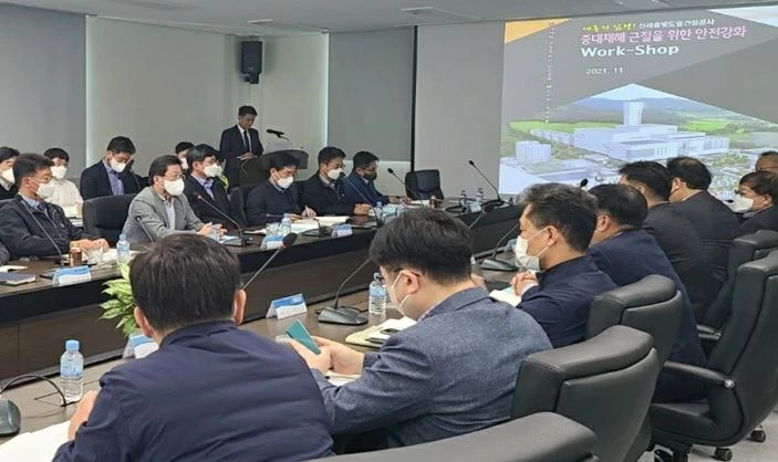 한국남부발전 김우곤 기술안전본부장(사진 가운데)이 ‘건설현장 안전강화 워크숍’에서 건설 협력사 임직원과 중대재해 예방을 위한 소통을 하고 있다. / 사진제공=남부발전