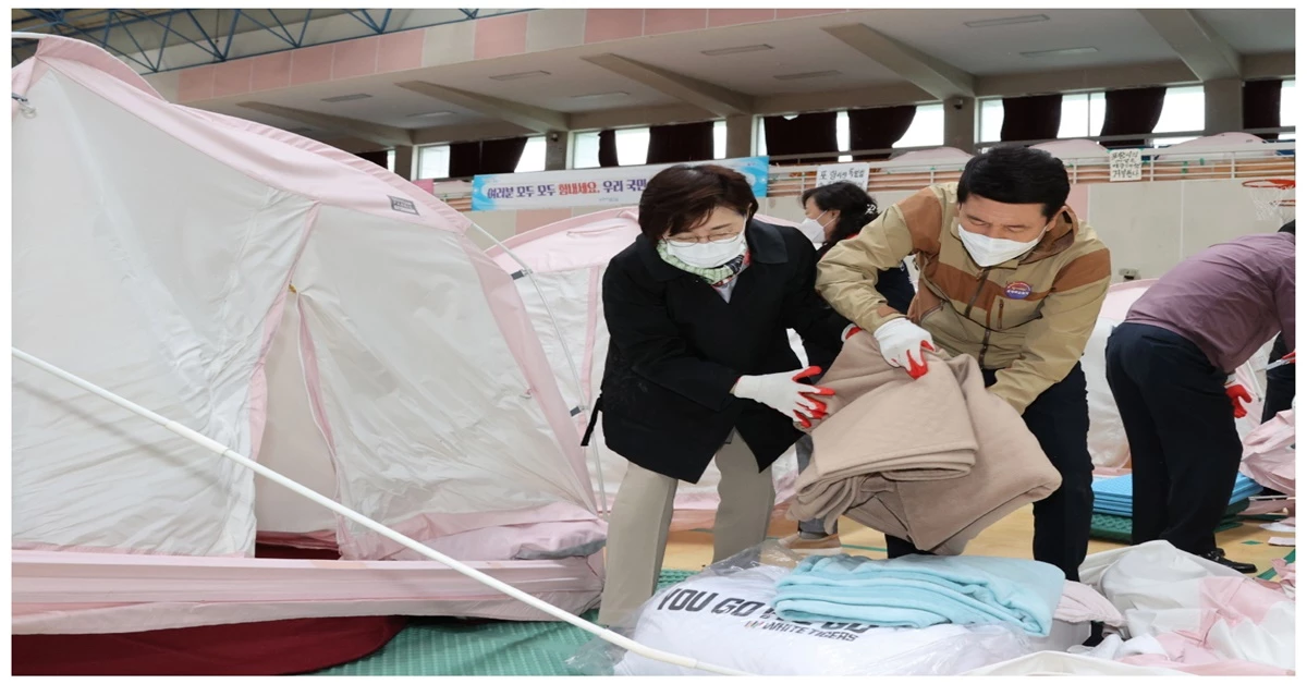 흥해실내체육관 이재민 자진 퇴거에 이강덕 시장과 김정재 국회의원도 함께 힘을 보태고 있다 / 포항시 제공