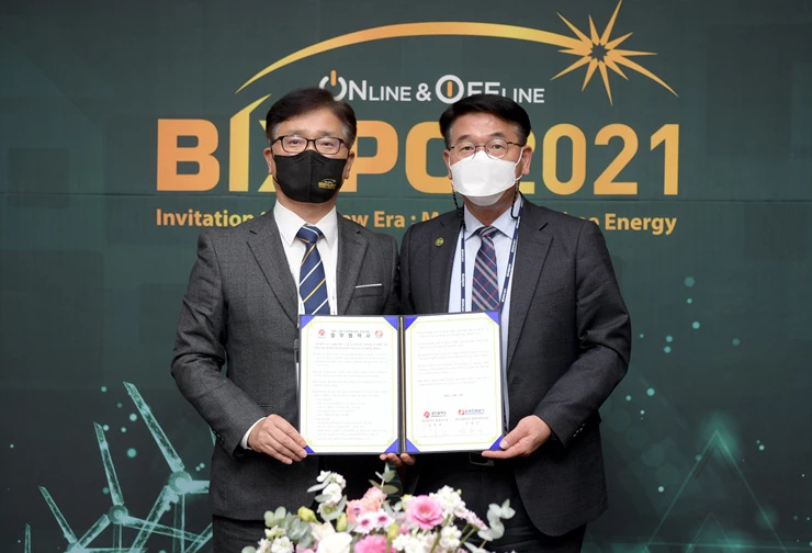 김종효 광주광역시 행정부시장이 11일 오후 김대중컨벤션센터에서 이현빈 한국전력공사 경영지원부사장과 광주 그린 스타트업 타운 조성사업 업무협약을 체결한 후 기념촬영을 하고 있다./광주광역시 제공