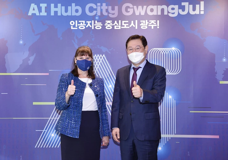 이용섭 광주광역시장이 12일 오전 시청 접견실에서 캐서린 레이퍼(Catherine Raper) 주한 호주 대사와 광주와 호주간 상호 협력방안을 논의한 뒤 기념촬영을 하고 있다./광주광역시 제공