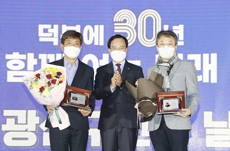 김삼호 광산구청장(가운데)가 지난 12일 광주여대 체육관에서 열린 제30회 구민의 날 기념식에서 김유진 ‘장전 김유진 아카데미’ 대표(오른쪽)와 김성은 광주여대 양궁부 감독(왼쪽)에게 각각 명예구민증과 특별지도자상을 전달하고 기념사진을 촬영하고 있다.