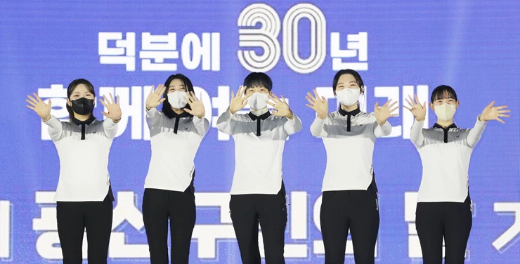 걷기 광산 홍보대사인 광주여대 양궁부가 지난 12일 제30회 구민의 날 기념식에서 구민 헌장을 낭독한 뒤 시민에게 희망을 전하는 퍼포먼스를 하고 있다.